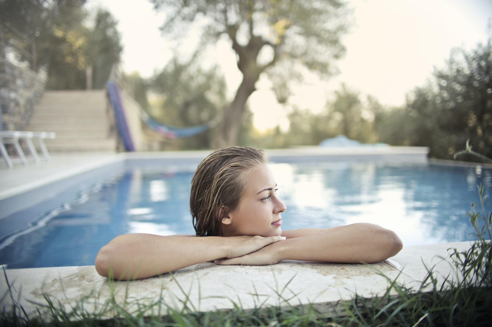 femme baignade piscine naturelle eau chauffée