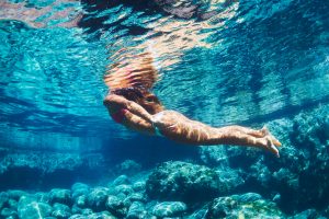 femme se baignant dans une piscine naturelle