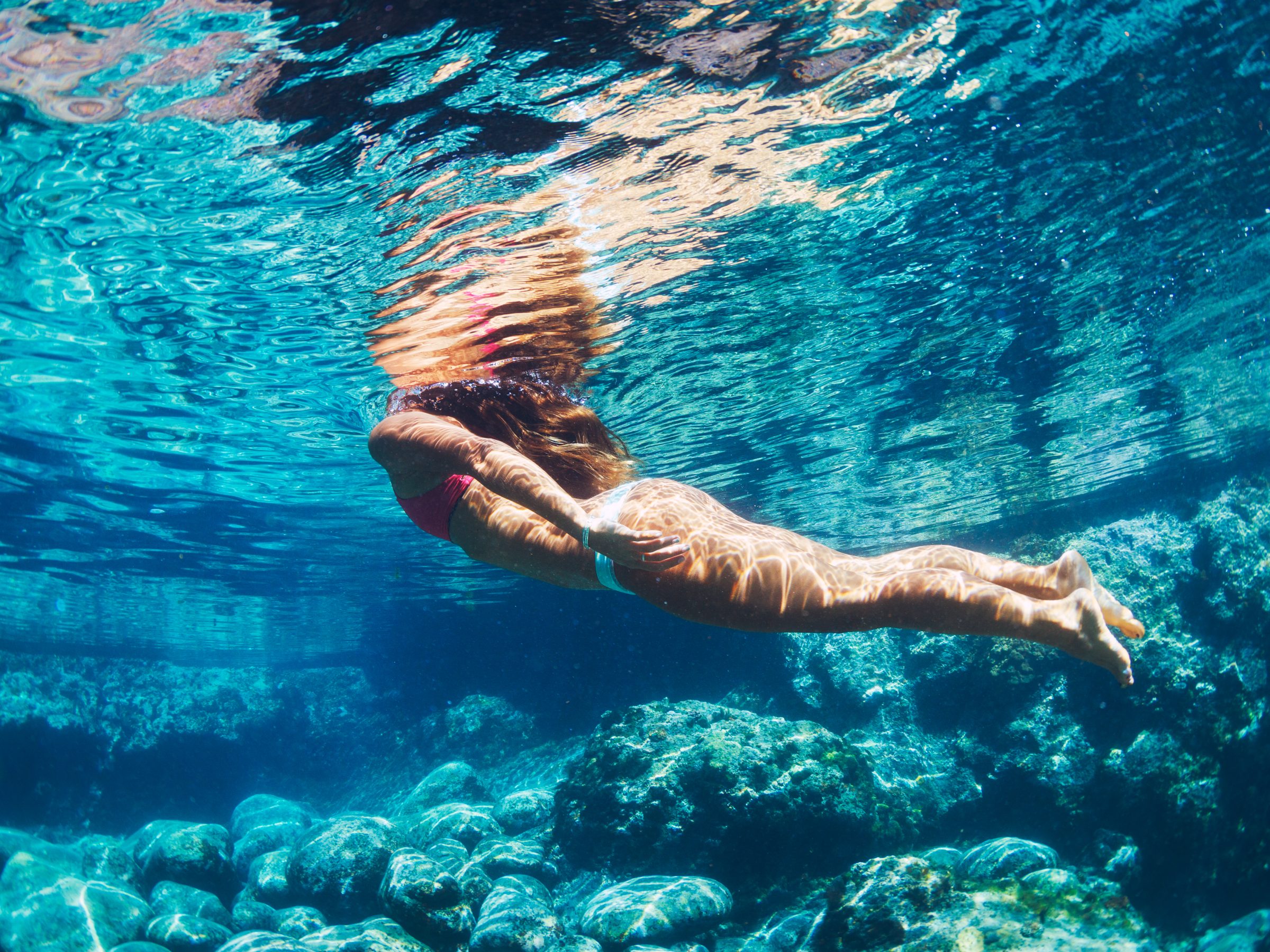 femme se baignant dans une piscine naturelle